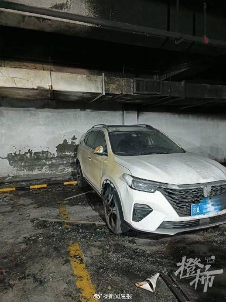 杭州一小区车库电车充电时自燃相邻车辆被烤成焦炭色另一辆车玻璃被炸