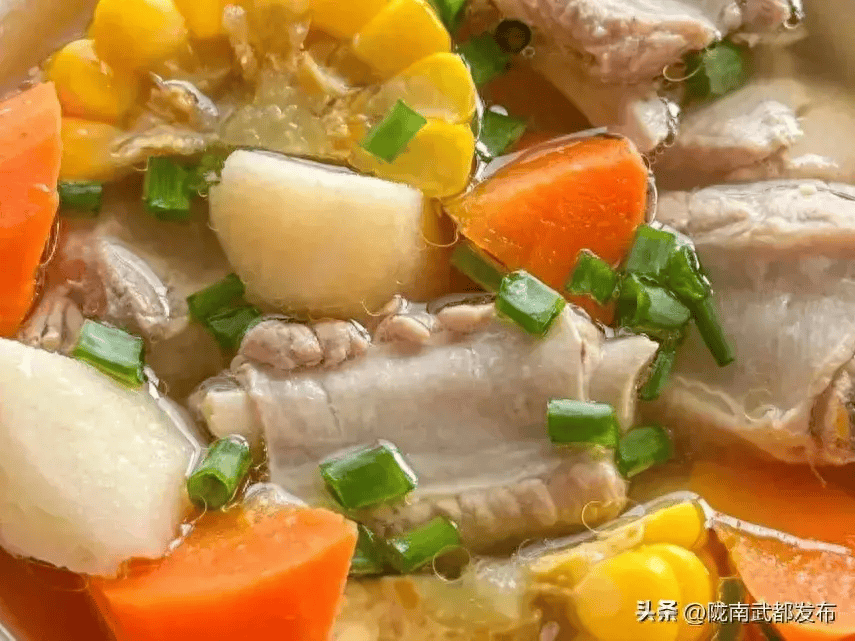一,胡萝卜玉米排骨汤大家好,这里是邱哥说美食,每天分享好吃的家常菜
