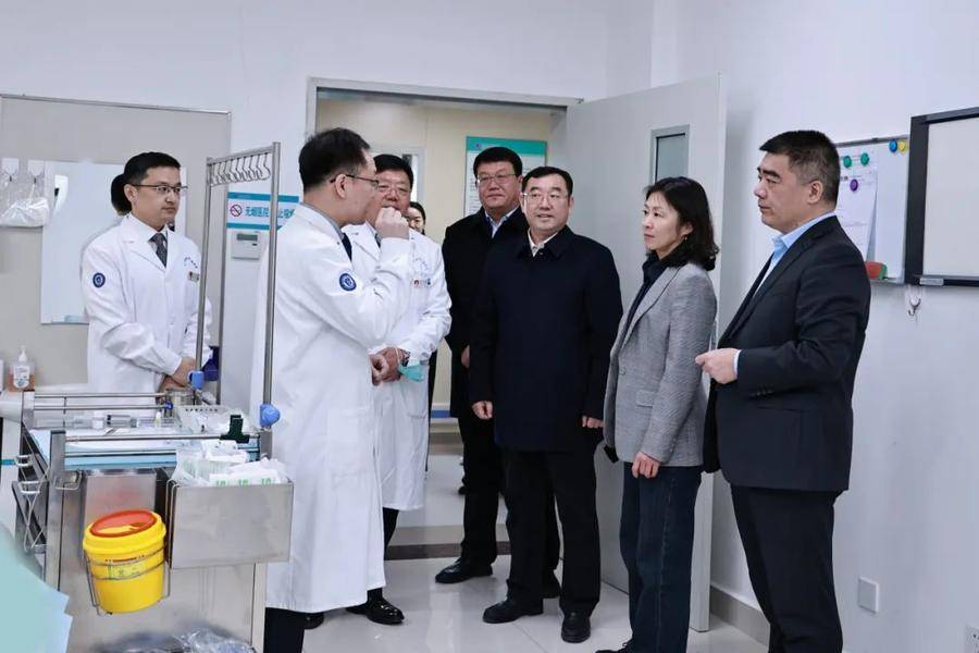国家卫健委医政司副司长邢若齐到滨医附院调研临床专科建设情况