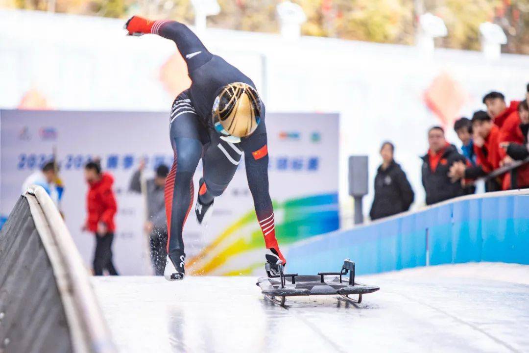 赛季收官!"雪游龙"上演雪车及钢架雪车速度与激情