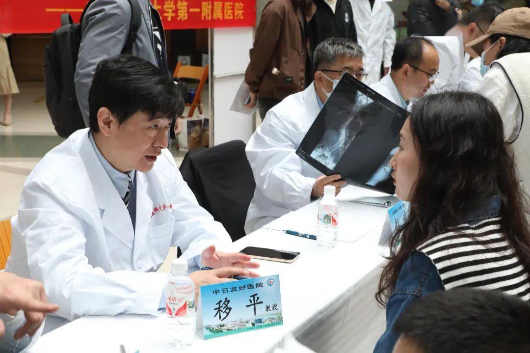 共柱脊骨健康中华医学会骨科学分会脊柱外科学组专家到我院授课义诊