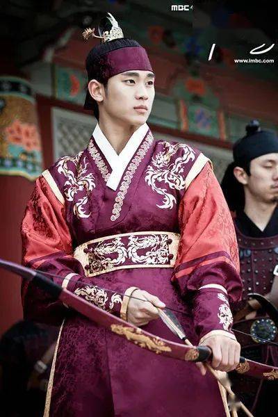 古装剧他有《拥抱太阳的月亮》9599一部《来自星星的你》保都敏俊