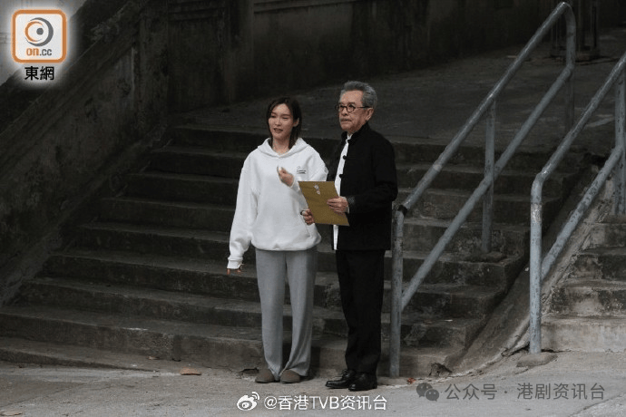 他指同剧的郭柏妍,胡敏芝和黄庭锋都像"小朋友",感觉似一家人.