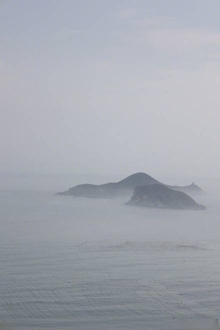 福建东山县出现平流雾景观_海上_薄雾_村庄