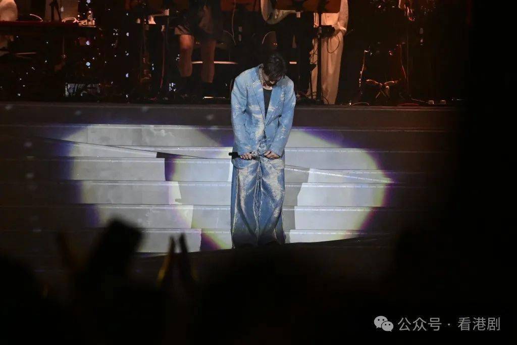 陈柏宇演出发生意外台上跌倒需坐轮椅离开现场