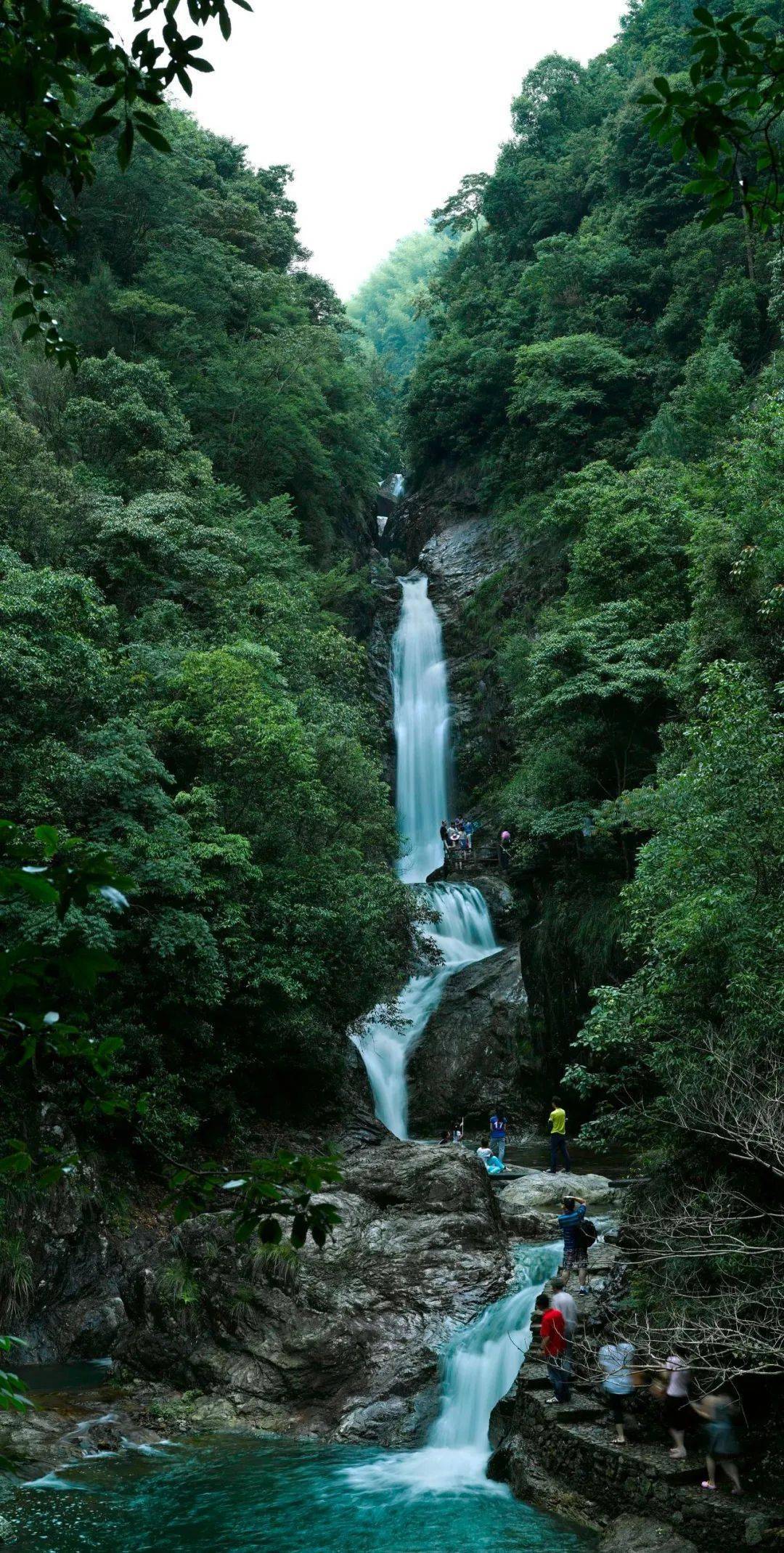 枯潭在水光映照下更显深邃瀑布如同游龙在嬉戏峭壁嶙峋的峡谷内仿佛大