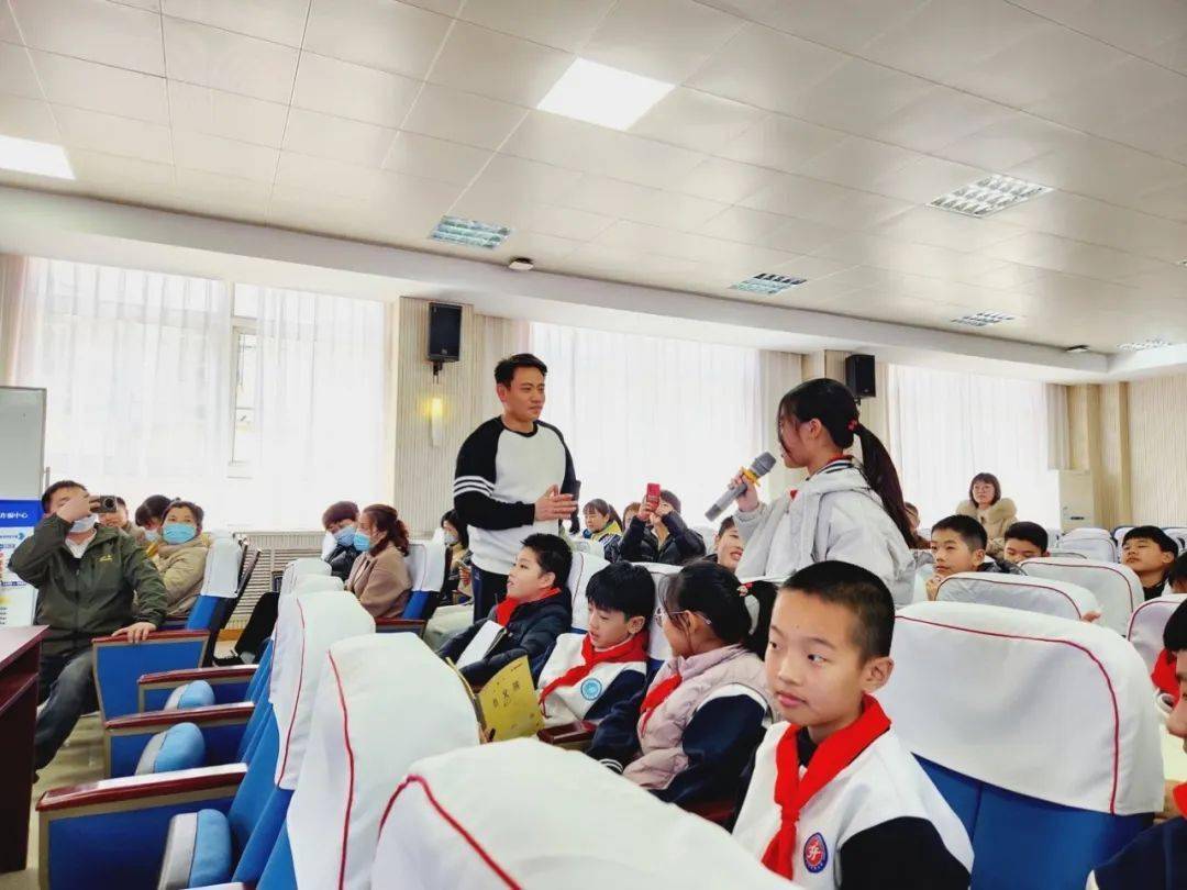 青岛三十一中的老师,学长学姐们分别介绍了学校活动,学习方法等,帮助