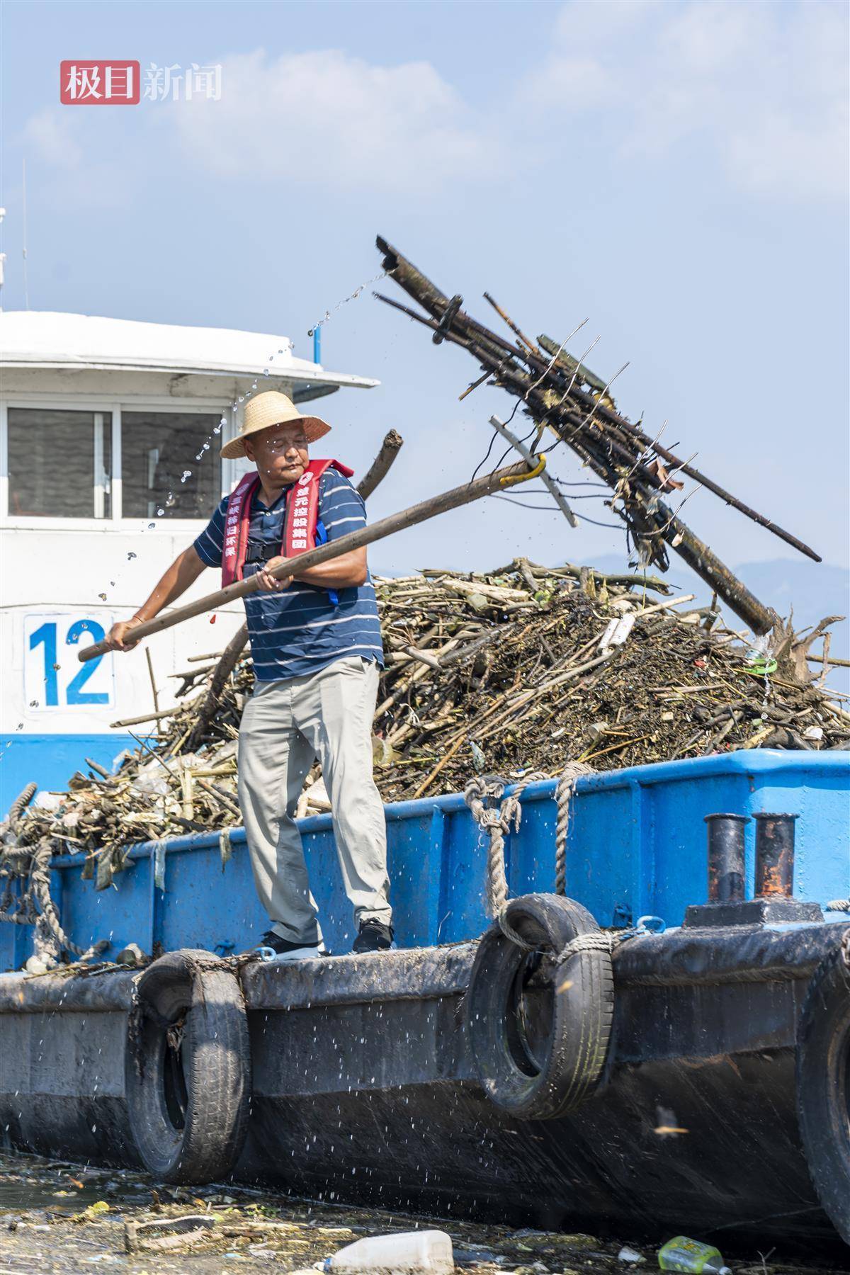 全国最美退役军人周功虎18年长江清漂4万余吨