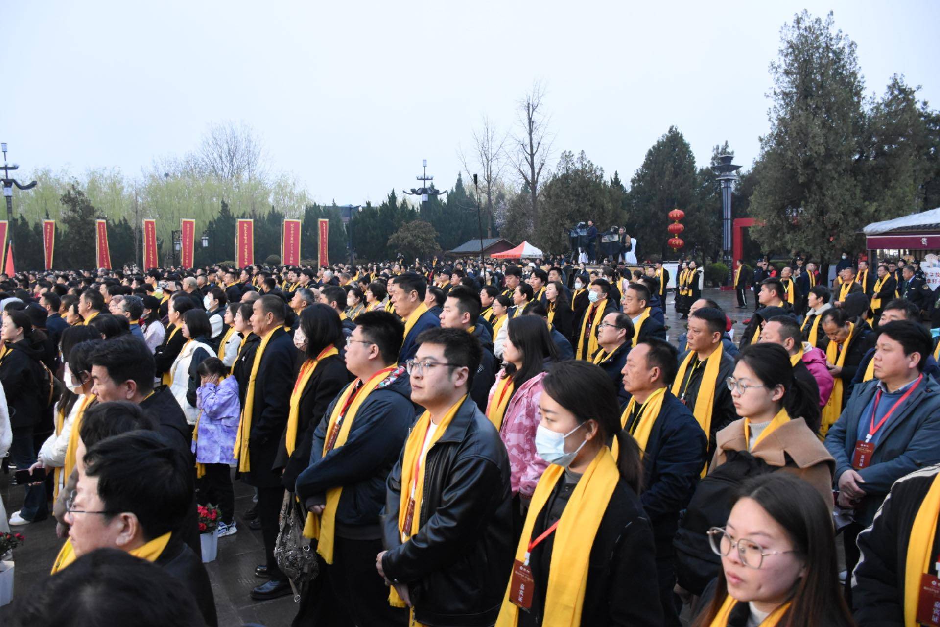 人们齐聚老子故里河南鹿邑,共同祭拜先哲 卢涛 摄时针回拨,2021年12月