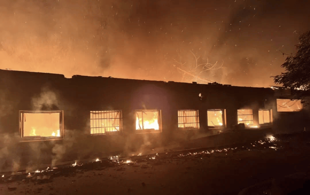 俱乐部电瓶车仓库起火,事故具体原因正在进一步调查中_火灾_人员_救援