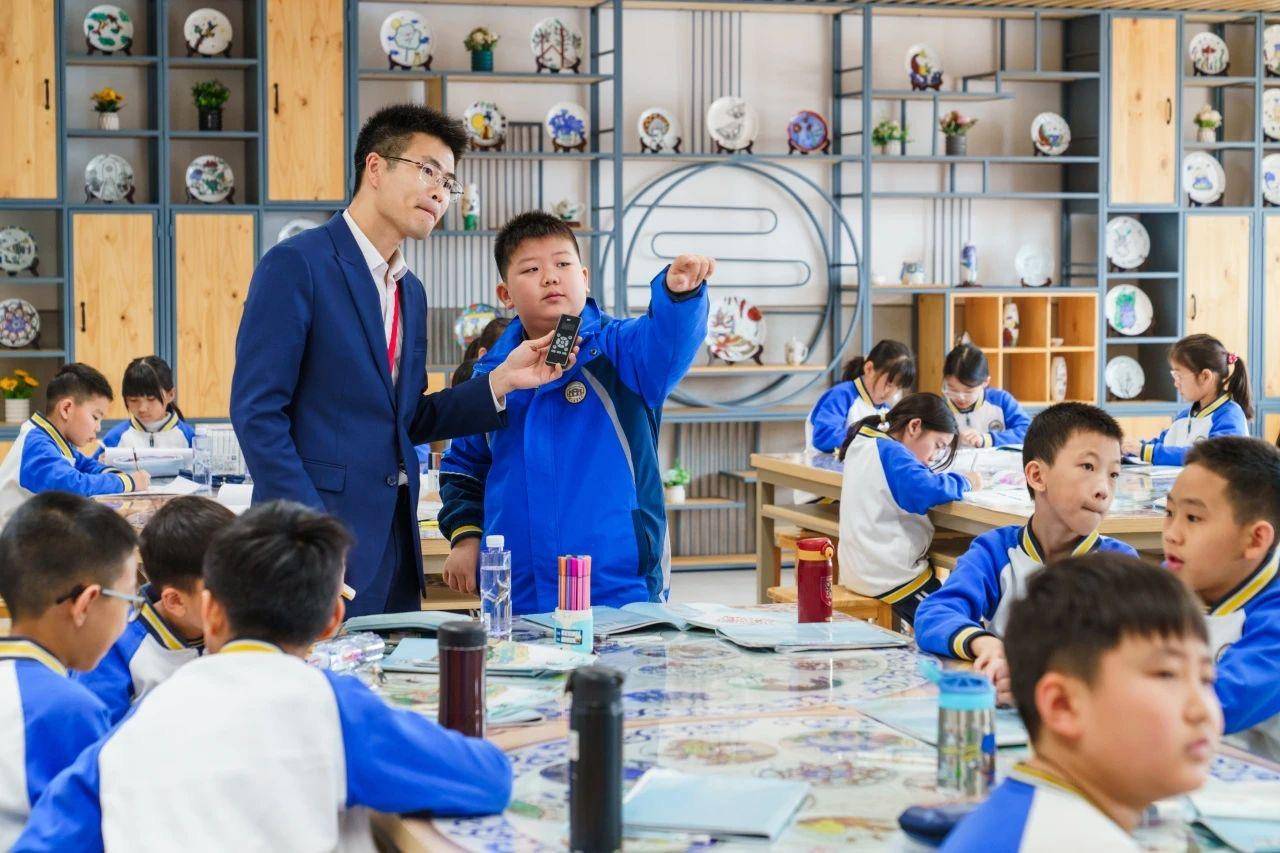 家校合力共育未来佛山市英华学校小学部举行家长开放日