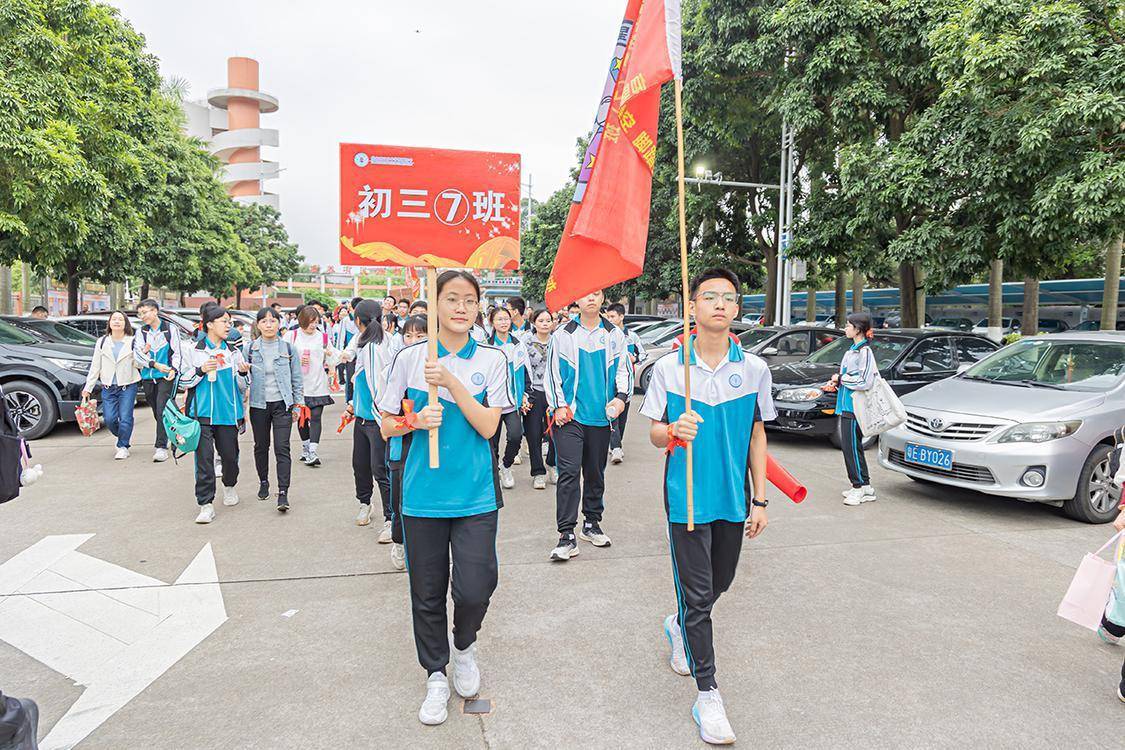 图集立誓言擂战鼓跃龙门三水中学附中百日誓师决胜中考