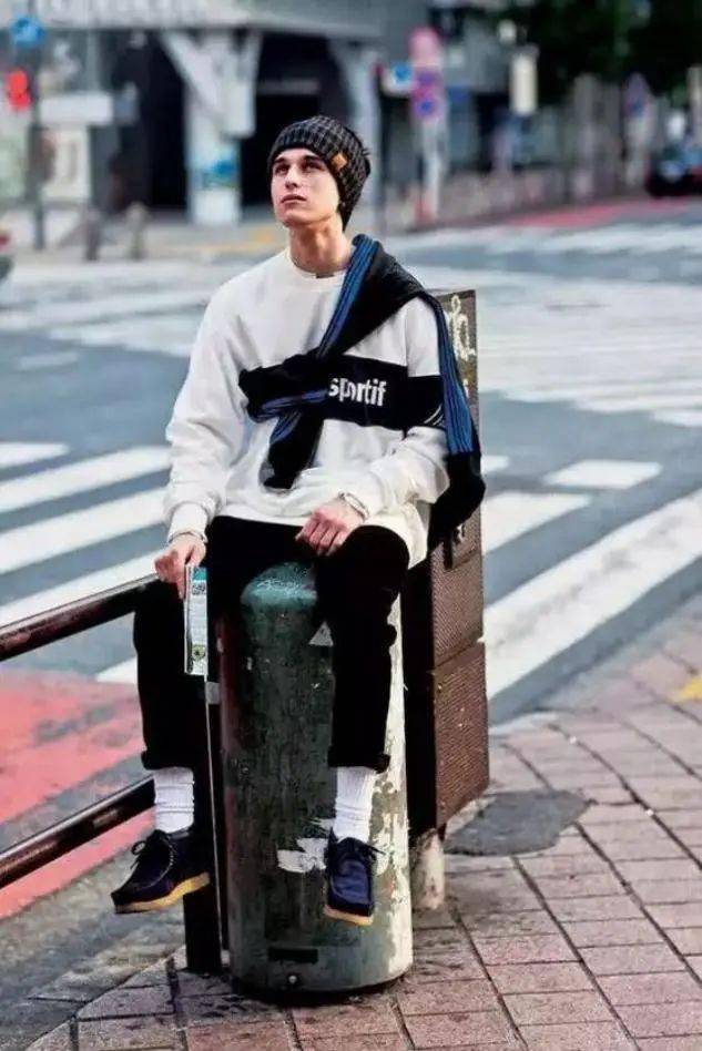 男人过了40岁少穿黑白灰多穿这4种颜色非常显气质