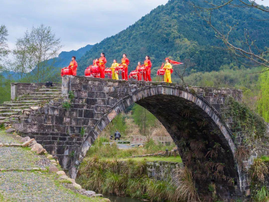 永新县巾帼志愿者协会开展追寻红色记忆舞动中国梦的灵魂舞龙活动