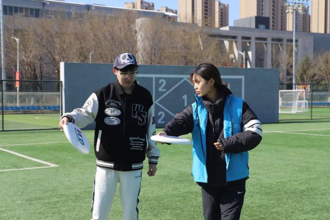 据沈阳体育学院校团委副书记,飞盘社团指导教师赵宁介绍,沈阳体育学院