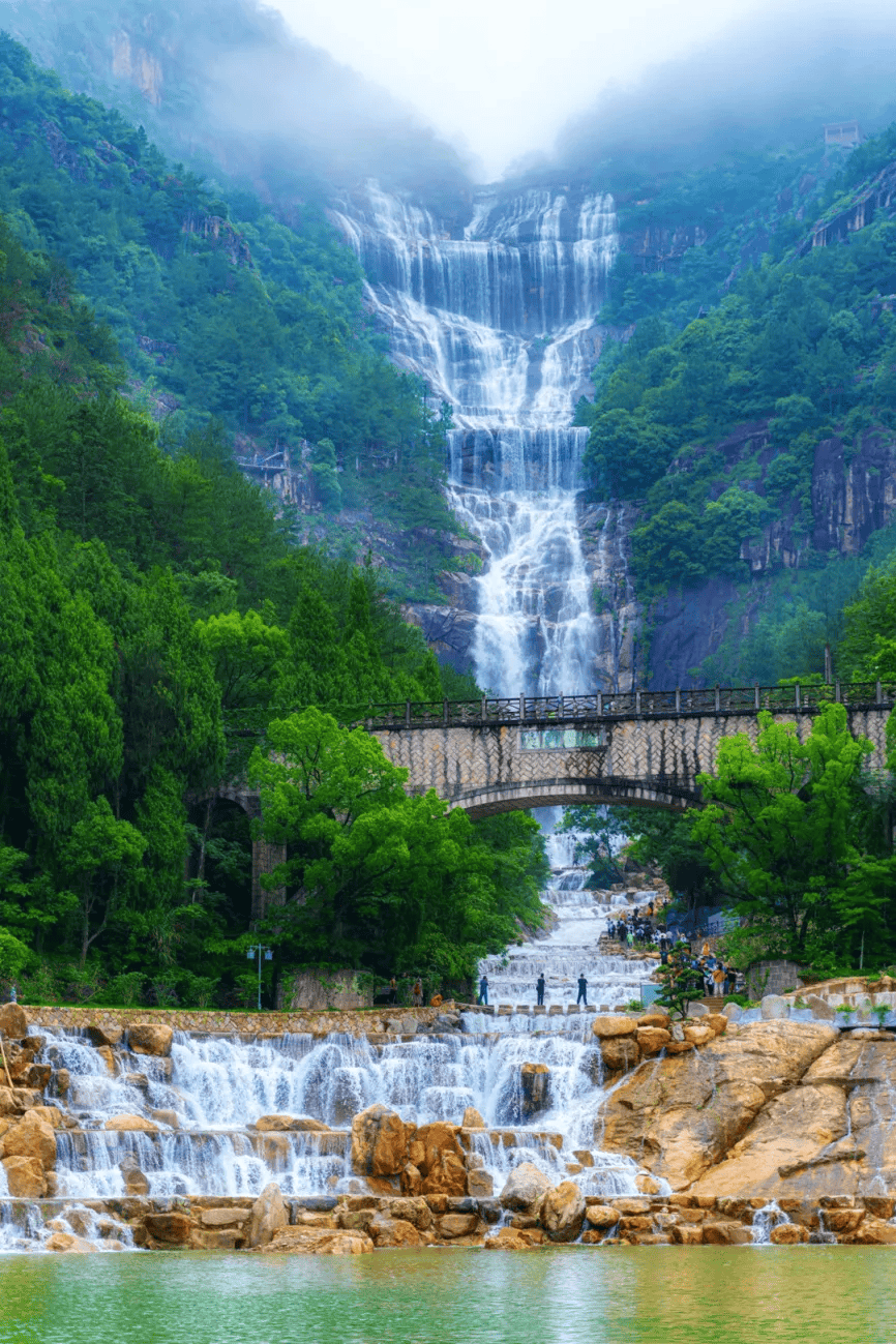 中华第一高瀑——天台山大瀑布,高325米,最大宽度90米,九级瀑布水潭