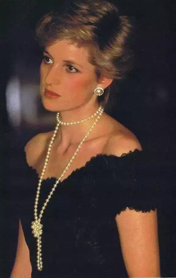 例如英国的戴安娜王妃,无疑是珍珠爱好者的典范,她对于珍珠的热爱非常