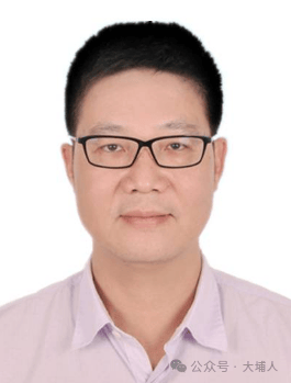 刘德峰,男,1972年11月生,汉族,广东省大埔县人,大学理学学士.