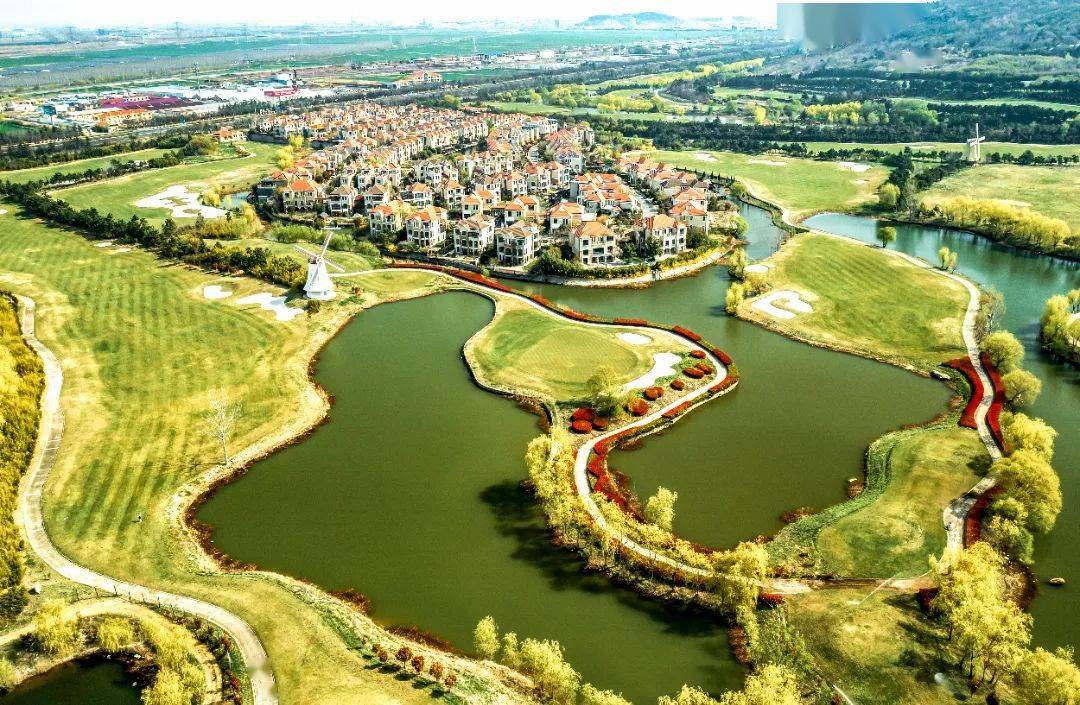 一城山水半城湖 宜业宜居两相好