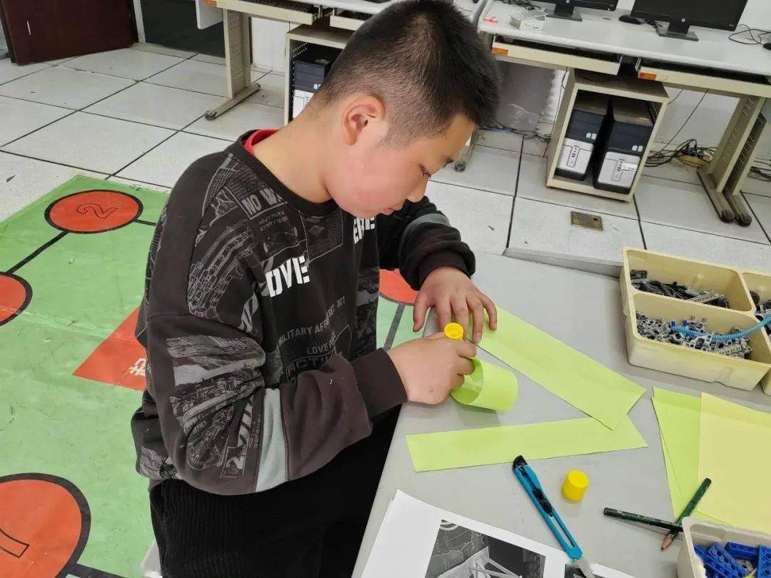 课程的最后,金老师播放了一段精彩的纸桥制作视频,并分发了a4纸,胶水