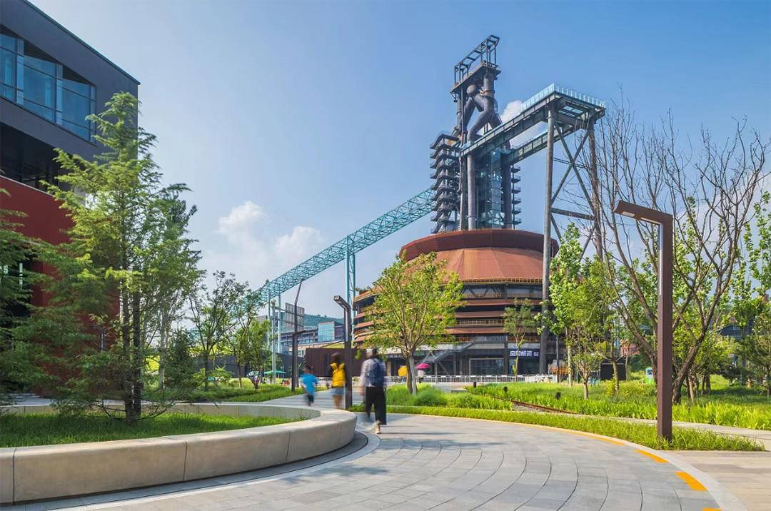 北京首钢园的改造以"忠实保留"和"谨慎加建"为设计原则,谦恭对待工业