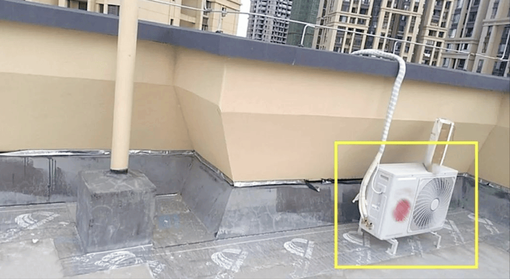 不知楼下咋想的,空调外机全装楼顶上,我家买的顶楼,你凭啥用?