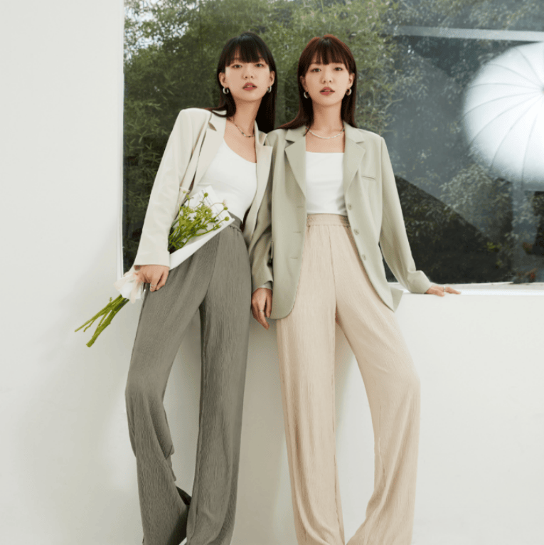 春夏潮流穿搭指南极简舒适轻量户外受青睐唯品会潮流春装销量爆发