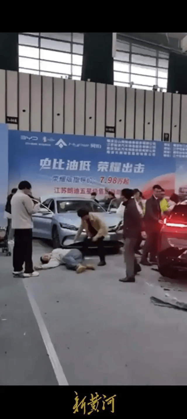 极氪回应南京展车"突然启动撞人":管理失误,致5伤_搜狐汽车_搜狐网