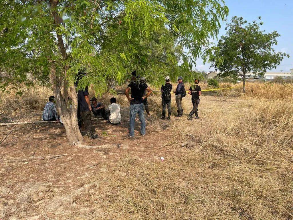 金边一外国男子在野地上吊自杀死时双腿跪地