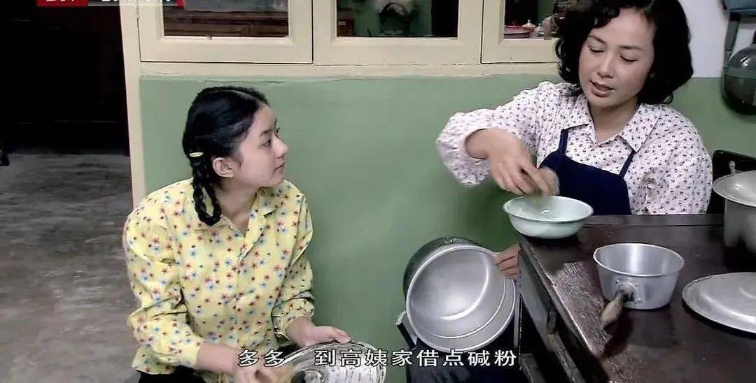 那一年,赵丽颖参演了由张国立,蒋雯丽主演的电视剧《金婚》,饰演