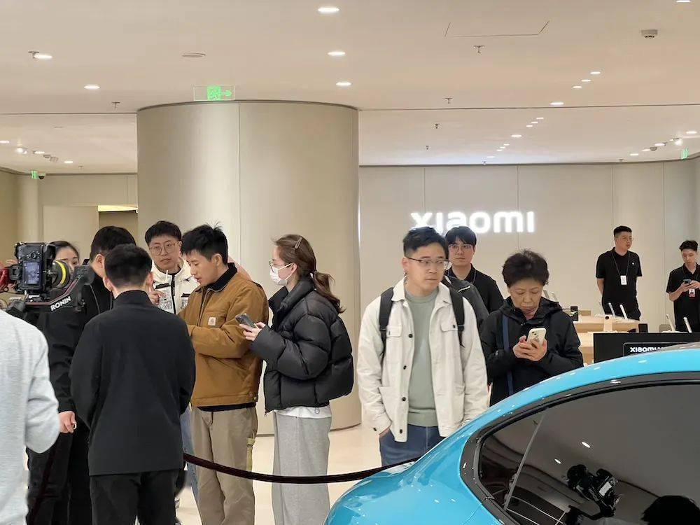 小米汽车门店火爆到限流预约看车排到晚上10点消费者加完班也要来看看