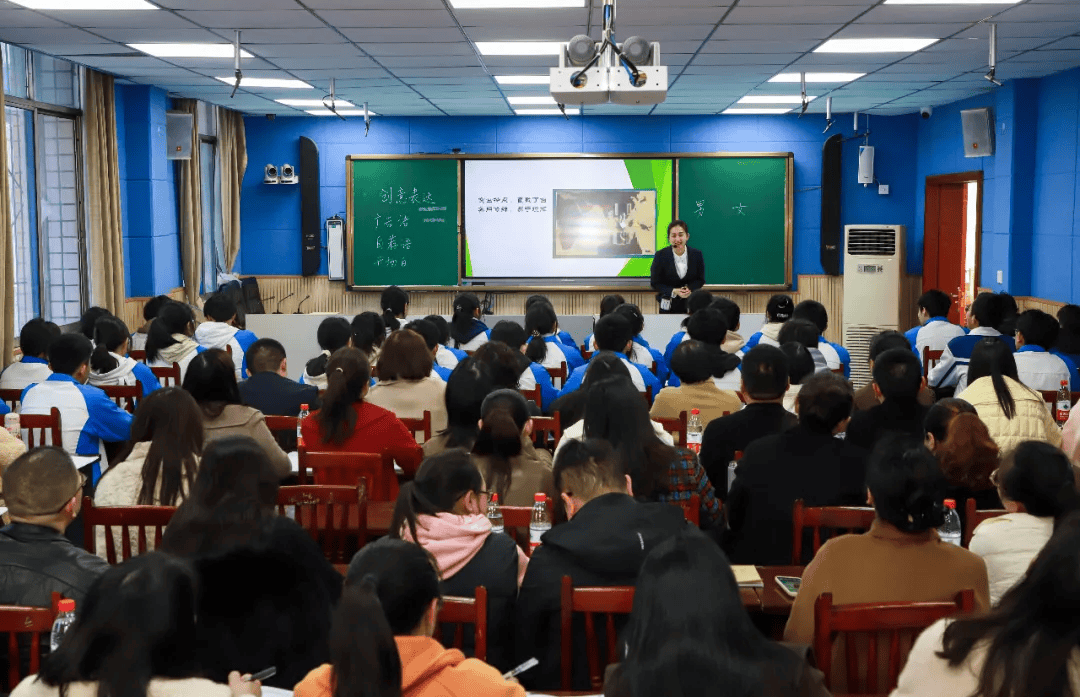 万源市初中语文"中考备考"暨中学语文"田伟名师工作室"研修活动在城南