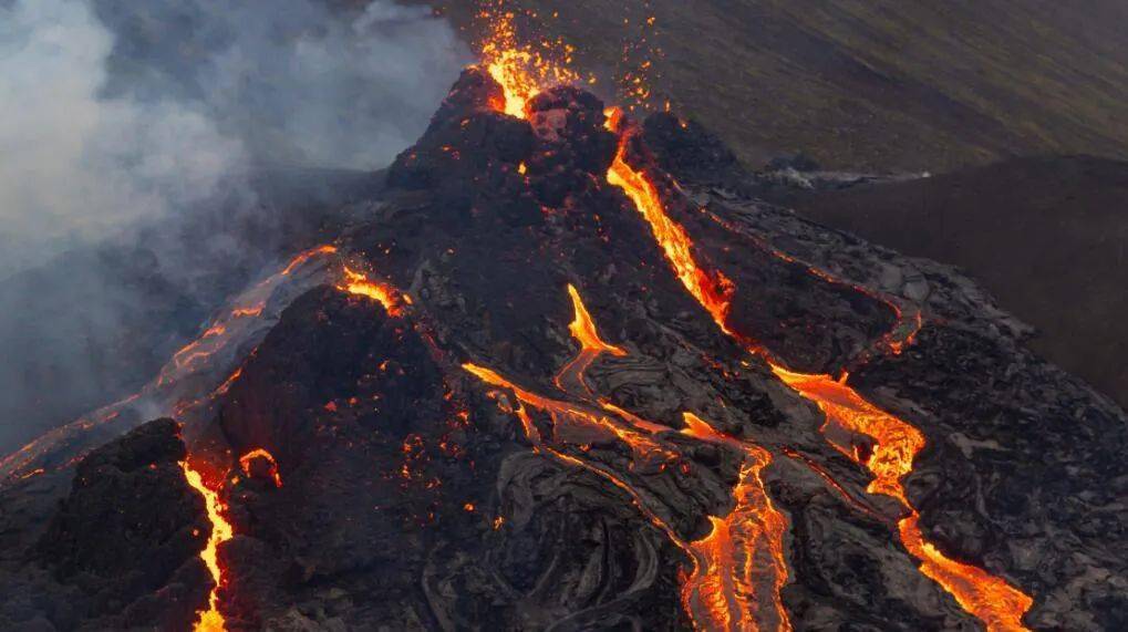 bbc冰岛第四次火山喷发当地进入紧急状态