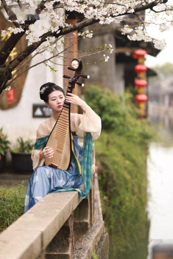 古画古镇,移步换景,可以cosplay(复刻)唐代画家张萱《虢国夫人游春图