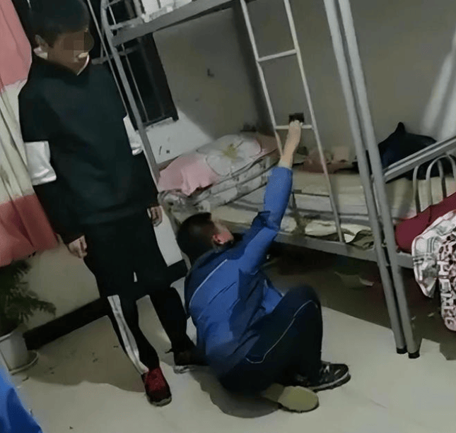 同班男生庄某看到小康独自一人,便毫无缘由地走过去,对着他的下体就是