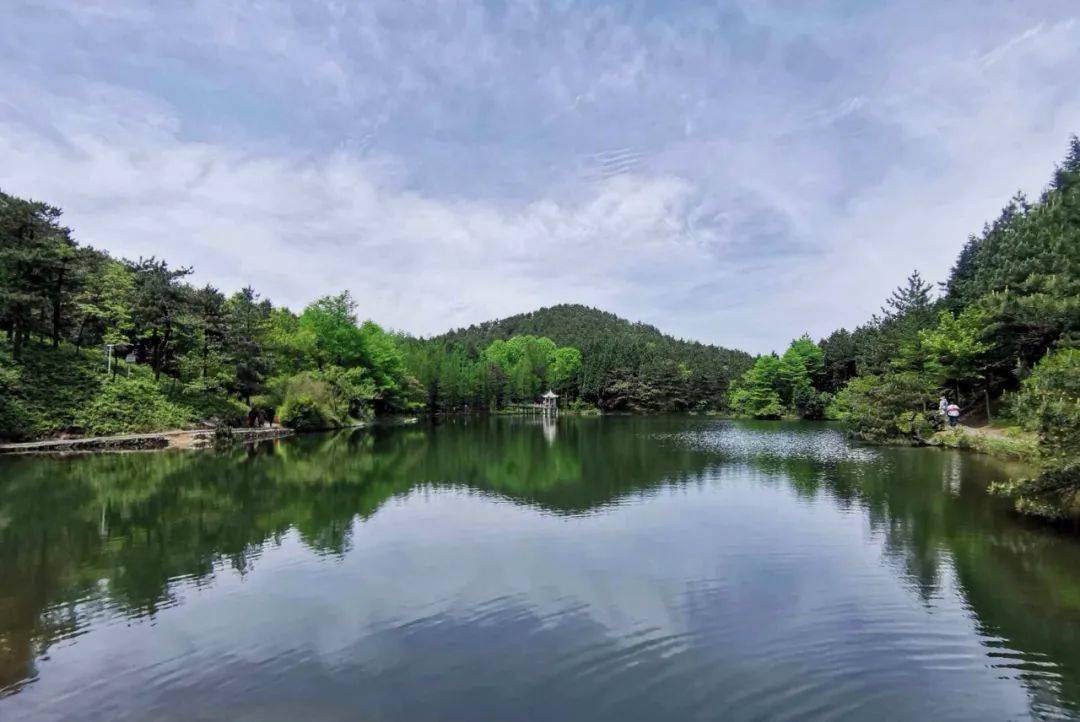 公园内山脉纵横,其顶较平缓,山坡较陡峭,自然形成了众多的溪涧和瀑潭