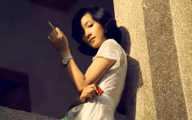 另一个当红头牌是万茜饰演的妮妮,一心只想从男人那里弄钱替自己赎身.