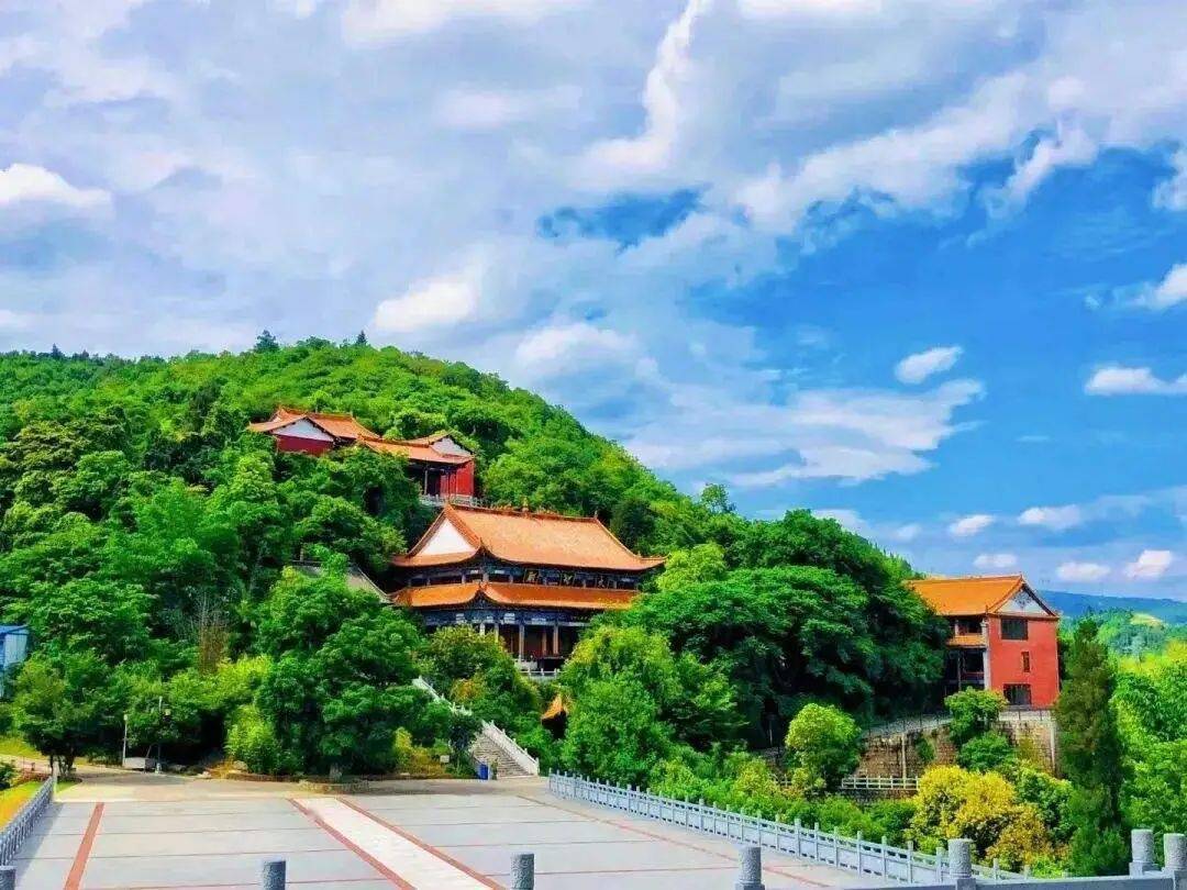 青山环抱,风光旖旎砖红色的院墙掩映在绿荫中沿着弥勒寺环山步道行走