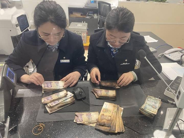 客户拿了一沓火烧币忐忑不安来到银行建行人为客户挽回损失