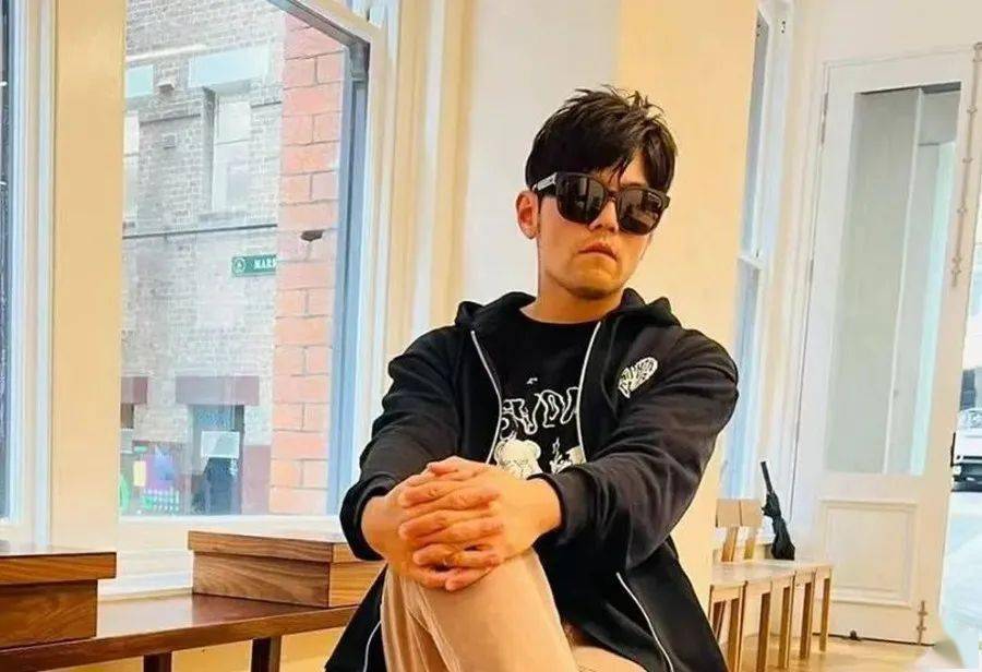 最近一段时间周杰伦频频上脚 air max 系列鞋款,小编觉得周董是懂蹭