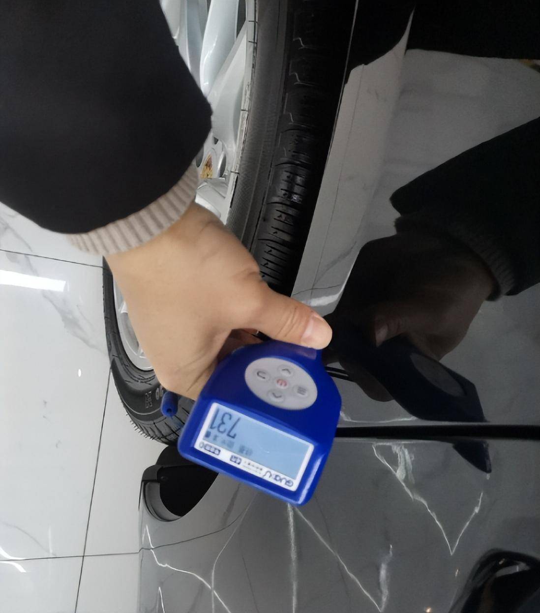 还是原厂状态;打开后备箱可以看到备胎槽真的可以说是很新的原厂状态