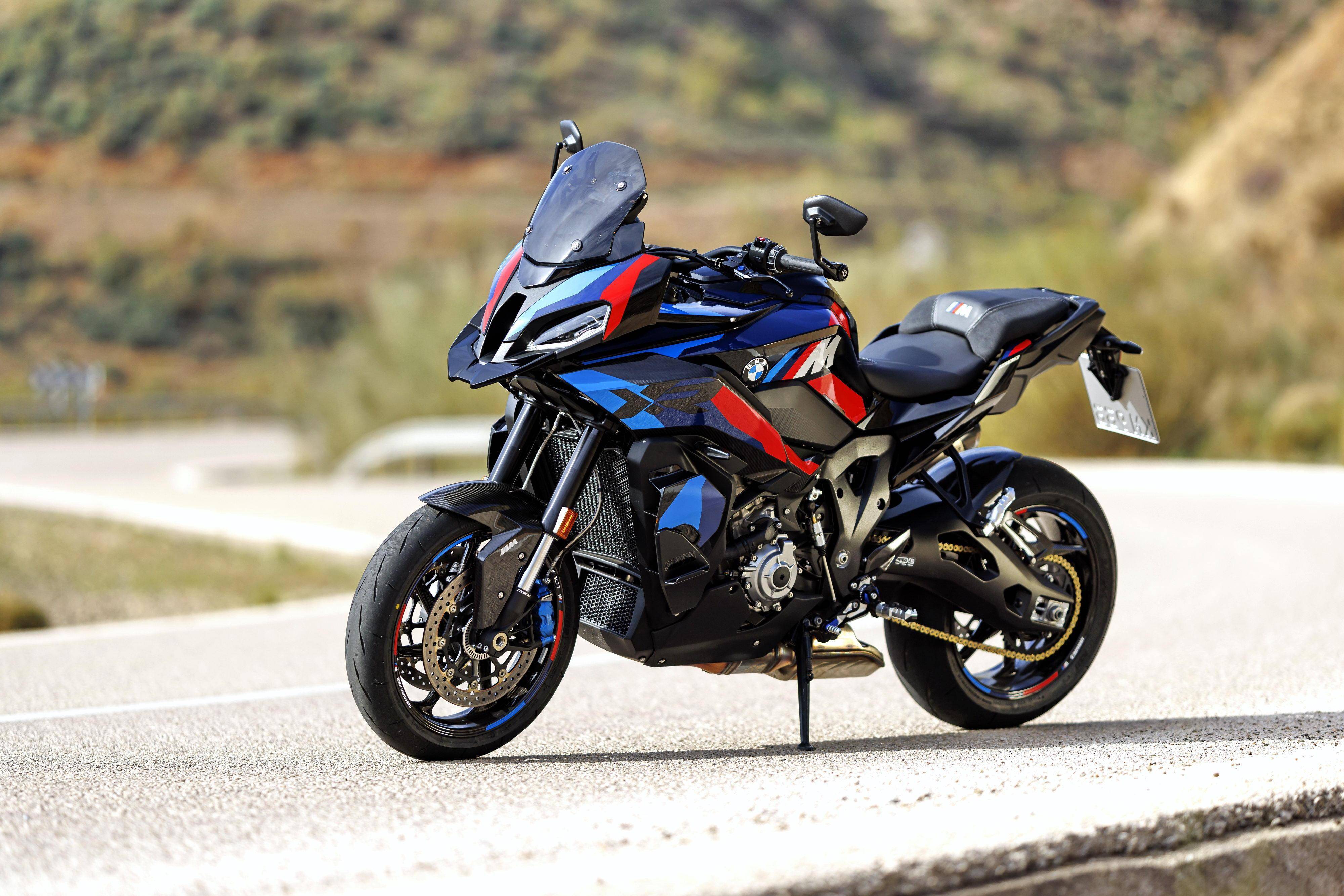 户外动感特写:宝马摩托 2024 m 1000 xr 运动旅行车