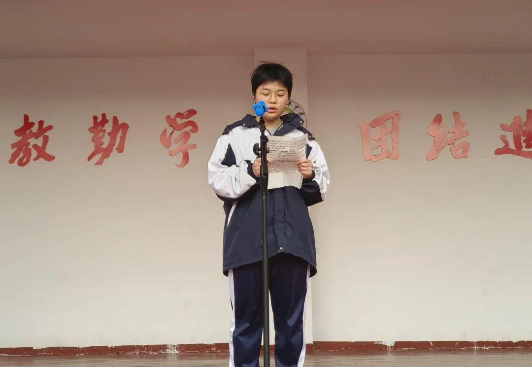 信丰中学召开高二年级第二次月考表彰暨期中考试动员大会