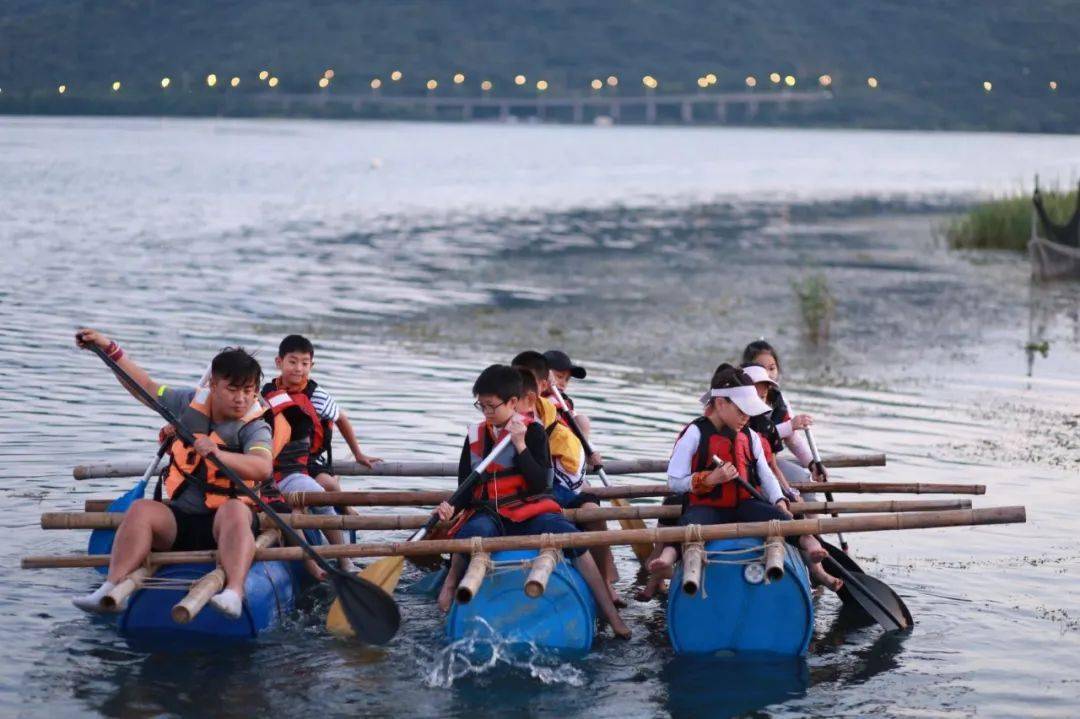 全能的孩子们,跟伙伴们一起扎筏泅渡,从水路逃出荒岛,找材料,画结构图