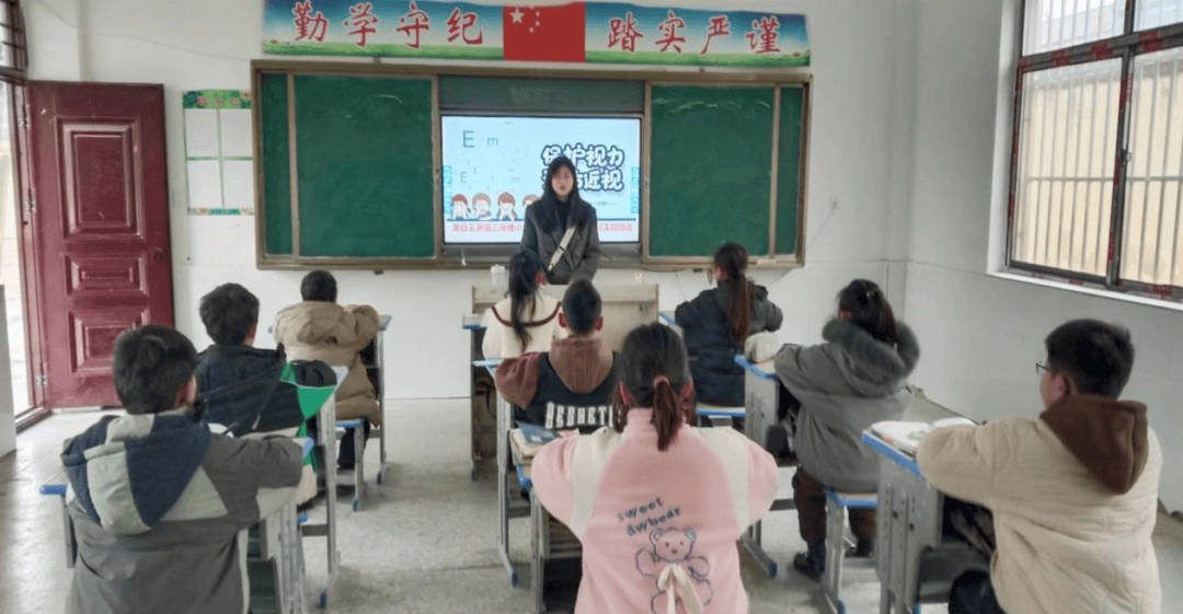 王寨镇三座楼小学活动中,城东派出所反诈中心民警以常见典型案例为