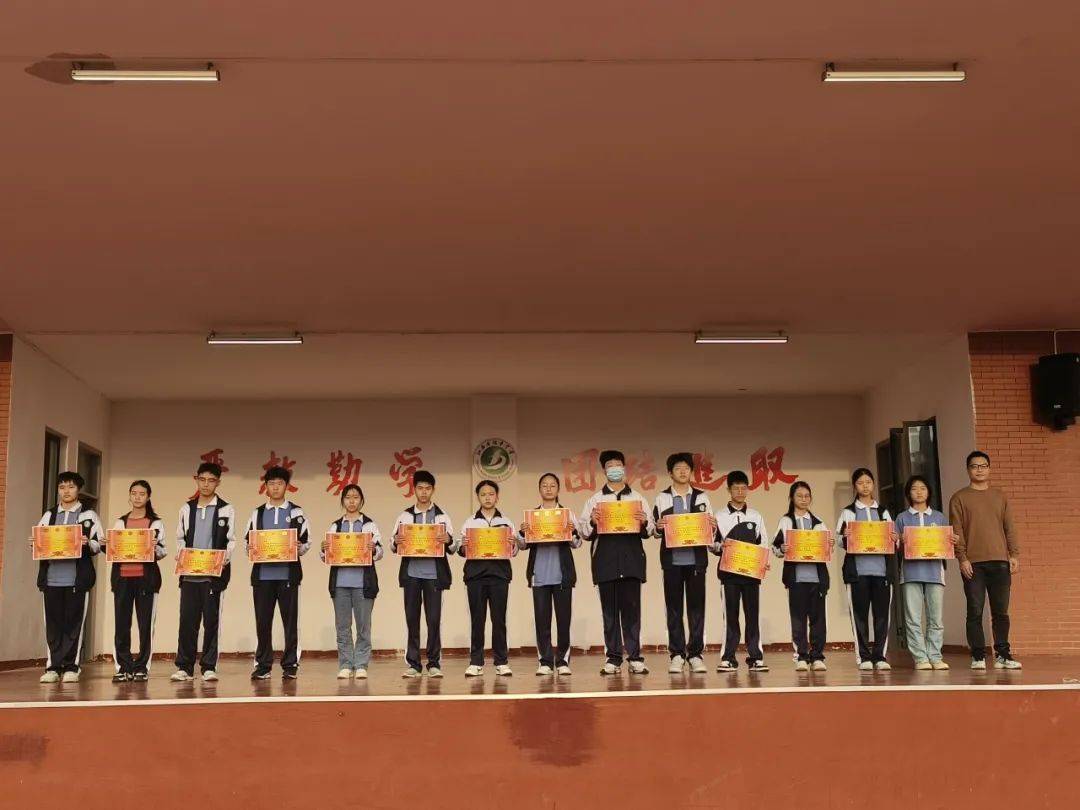 信丰中学召开高二年级第二次月考表彰暨期中考试动员大会