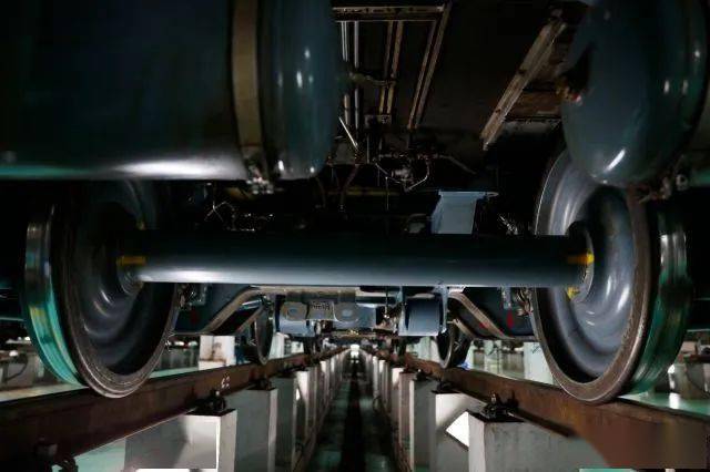 列车有了"脚"当然还得有"腿"地铁车辆转向架主要由构架,轮对,一系悬挂