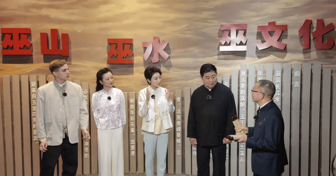 带领中国诗词大会冠军陈更,意大利90后男孩阿雷,重庆卫视主持人何苗苗