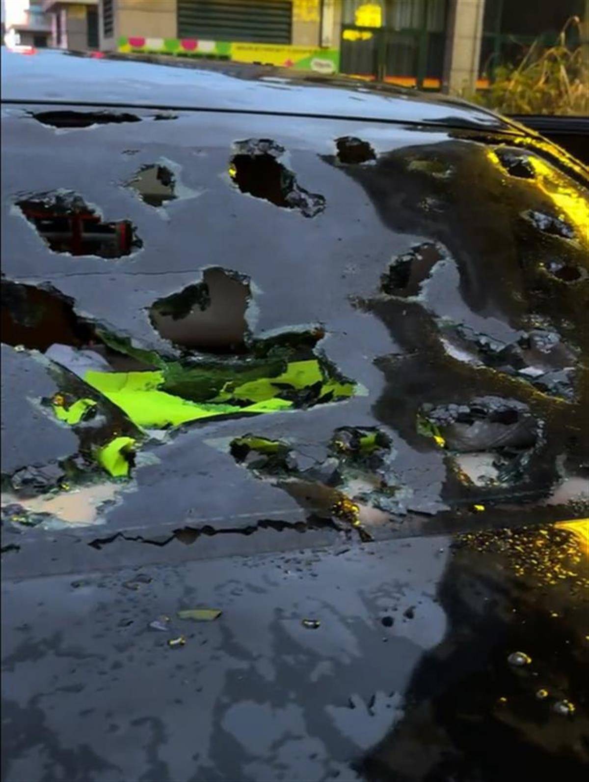 浙江义乌突降鸡蛋大的冰雹将汽车玻璃砸成筛子有保险公司已接车险报案