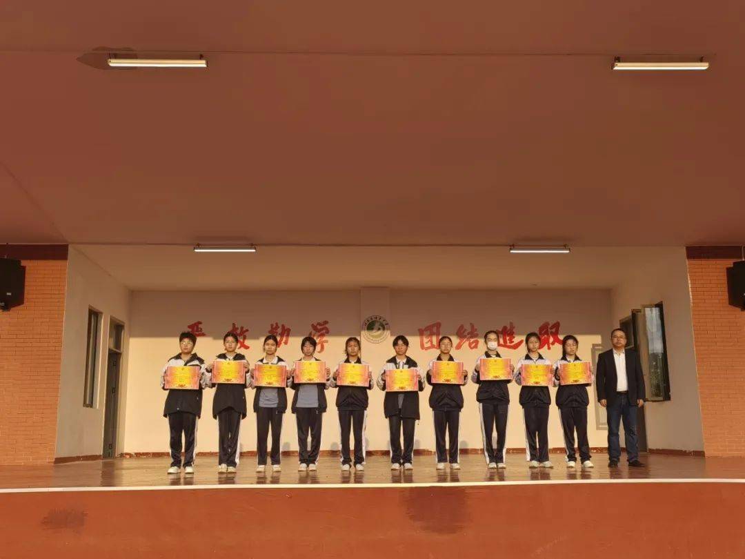 信丰中学召开高二年级第二次月考表彰暨期中考试动员大会